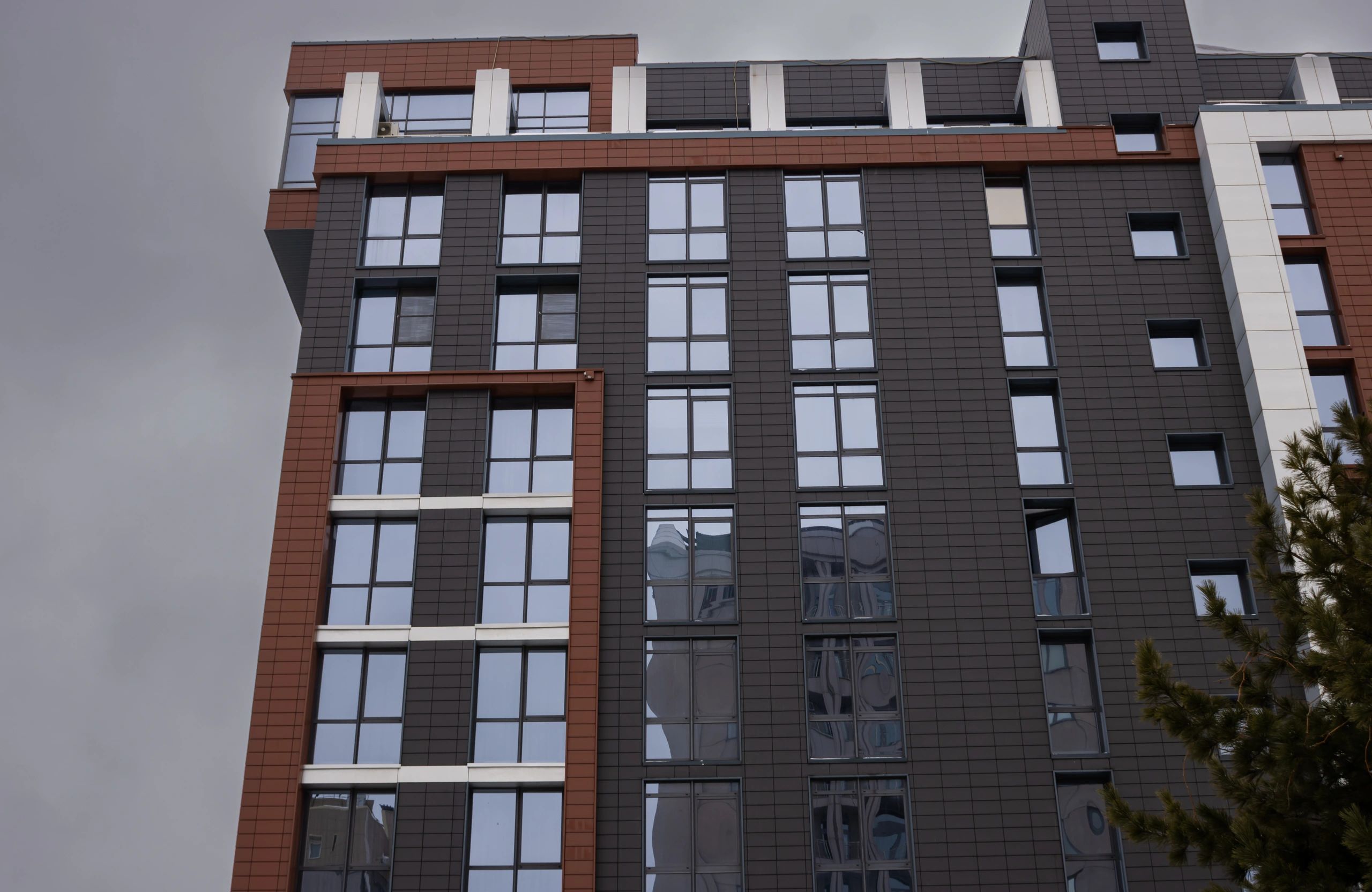 Commercial facade with grid window system